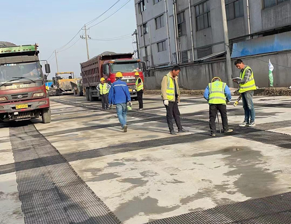 莱州老材料的新故事:玻璃纤维土工格栅如何在‘白改黑’浪潮中重获新生?